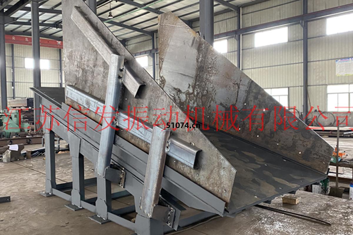 振(zhen)動(dong)放(fang)礦(kuang)機